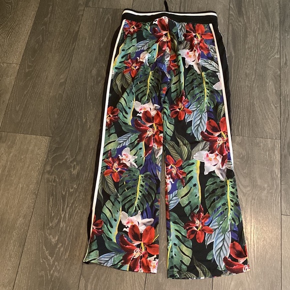 Fun floral pants with stretch waist and give in the material. - Picture 2 of 2